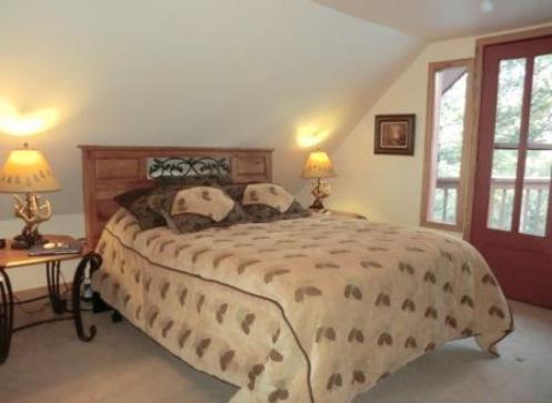 Twin Rocks Cabin Bedroom